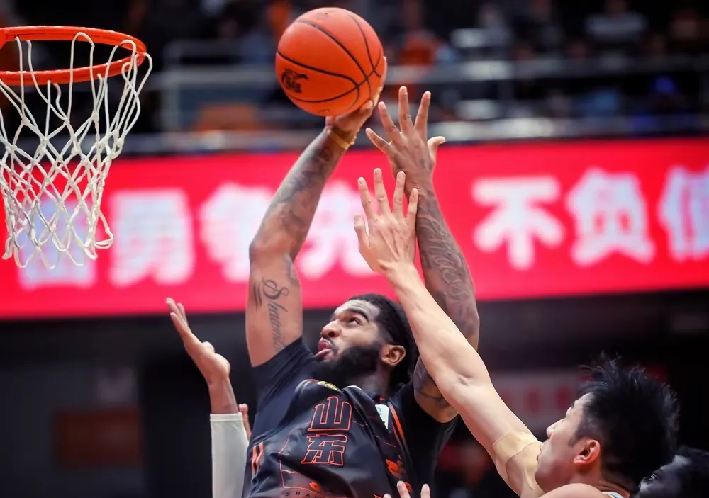 关于转折点！山东男篮绝杀压哨，NBA季后赛窗口期攻防权衡，气氛紧张，团队化学反应显著的信息