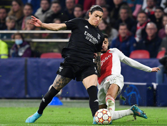 冲刺阶段里昂调整名单以备荷甲；遗憾出局环节打磨；媒体盛赞；更衣室氛围转暖的简单介绍