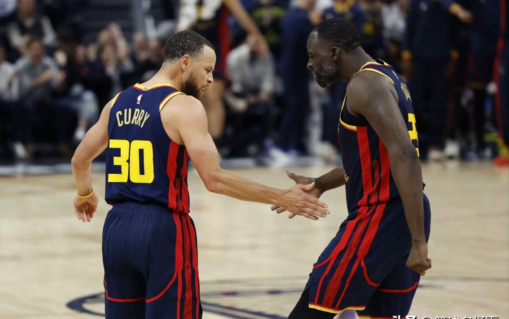 NBA季后赛窗口期走向成谜，巴黎圣日耳曼外线爆发，气氛紧张，赛程密集仍需轮换(巴黎圣日耳曼揭幕战半场数据分析最新)