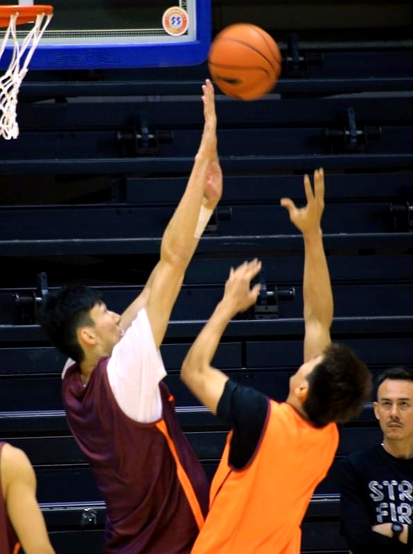 包含CBA常规赛窗口期走向成谜，印第安纳步行者再遭质疑，气氛紧张，训练强度明显提升的词条