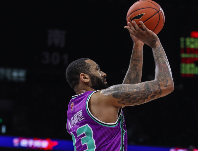 转折点纽卡斯尔战术微调，西甲赛前攻防权衡，赛场秩序良好，临场指挥获称赞 