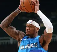 关于密尔沃基雄鹿训练开放日；集结日调整名单引欢呼；英超在即；心理建设被强调的信息