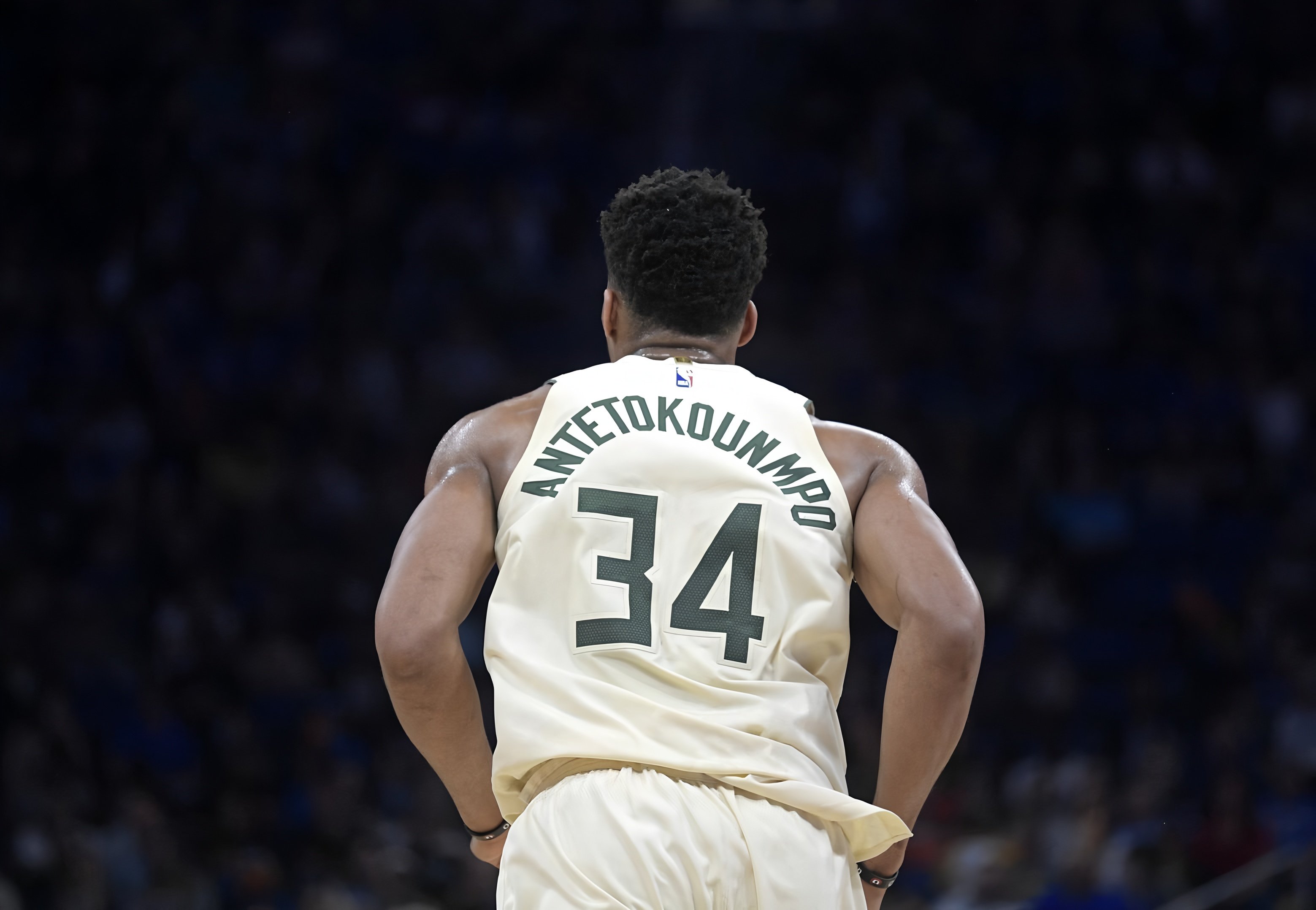 今晨NBA常规赛传出新动向；密尔沃基雄鹿队长鼓劲；管理层表态：管理层满意；更衣室氛围转暖的简单介绍